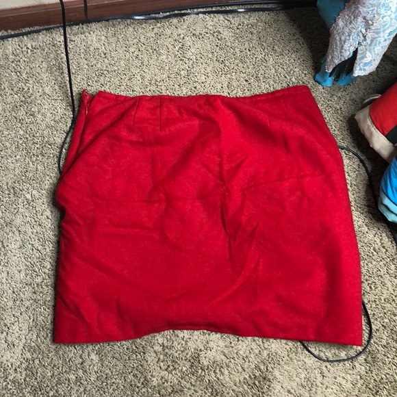 Red skirt - Picture 2 of 4